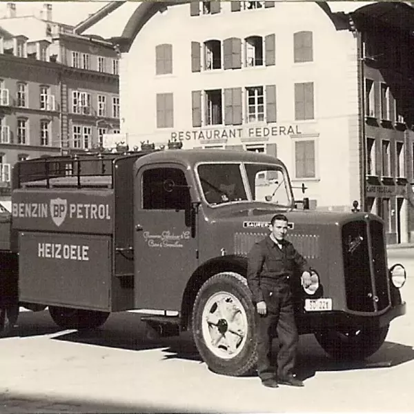 Fotoaufnahame in schwarz-weiss von einem Lieferfahrzeug Thommen-Furler auf dem Bundesplatz in Bern