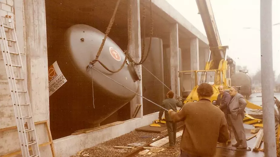 Historische Fotoaufnahme der Bauetappe II der Lösemitteltanks der Thommen-Furler AG in Rüti bei Bern