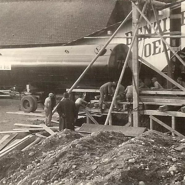 Fotoaufnahme in schwarz-weiss wie Mineralöltanks angeliefert werden