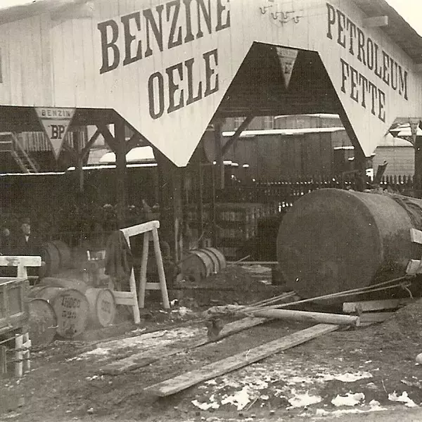 Fotoaufnahme in schwarz-weiss wie Mineralöltanks installiert werden